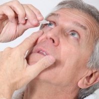 mettre des gouttes dans les yeux